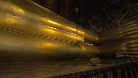 Giant-reclining-Buddha-statue-in-Wat-Pho-temple-Bangkok