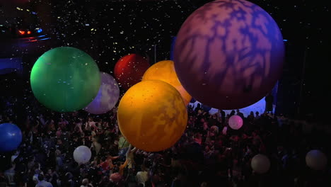 Publikum-Hat-Spaß-Mit-Luftballons-Bei-Der-Schneeshow-Von-Slava-Polunin