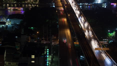 Zeitraffer-Des-Nachtverkehrs-über-Die-Brücke-Bangkok