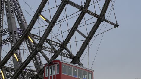 Blick-Auf-Das-Sich-Bewegende-Riesenrad-Vom-Boden-Aus-Wien-Österreich