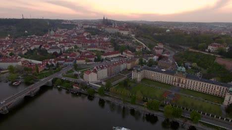 Vista-Aérea-Del-Paisaje-Urbano-De-Praga-Y-Del-Río-Moldava