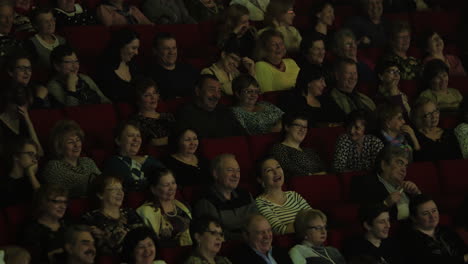 Riendo-Aplaudiendo-A-La-Gente-En-La-Sala-De-Cine