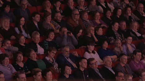 Mucha-Gente-En-El-Cine-Ve-Películas.