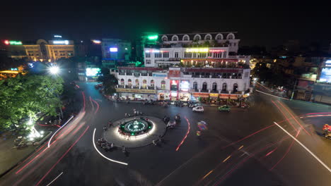 Zeitraffer-Des-Nächtlichen-Verkehrs-Auf-Dem-Zentralen-Platz-Von-Hanoi,-Vietnam