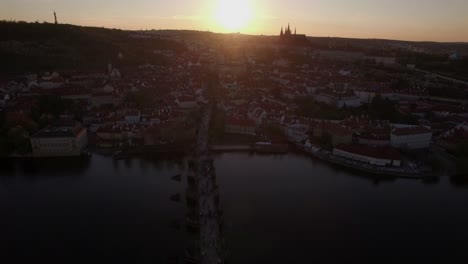 Karlsbrücke-Und-Prag-Panorama-Luftbild-Bei-Sonnenuntergang