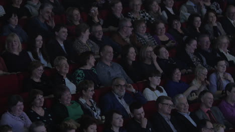 Mucha-Gente-En-El-Cine-Ve-Películas-Y-Se-Ríe.