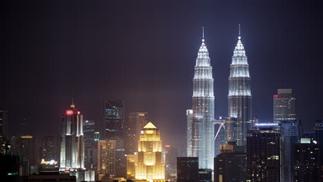 Zeitraffer-Des-Nächtlichen-Kuala-Lumpur-Mit-Beleuchteten-Wolkenkratzern