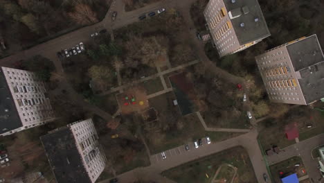 Flying-over-the-yard-of-apartment-blocks-in-Moscow