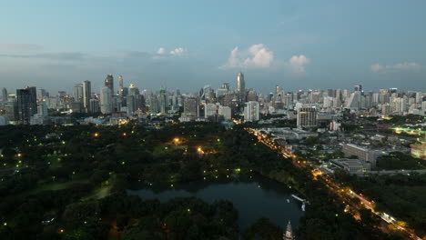 Zeitraffer-Des-Abendlichen-Stadtbildes-Der-Stadt-Bangkok