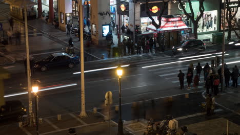 Zeitraffer-Des-Auto--Und-Personenverkehrs-In-Der-Abendstraße