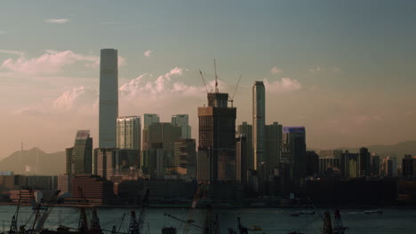 Zeitraffer-Von-Tag-Und-Nacht-Mit-Blick-Auf-Das-Wasser-Von-Hongkong