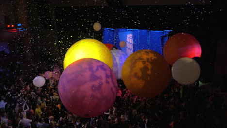 Espectadores-Jugando-Con-Globos-Durante-El-Espectáculo-De-Nieve-De-Slava-Polunin