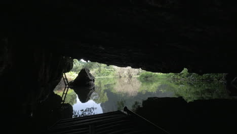 Barco-Navegando-Desde-La-Cueva-Kárstica-En-La-Bahía-De-Ha-Long-Vietnam