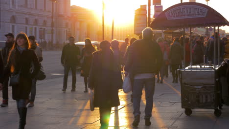 Menschen-Auf-Der-Straße-Von-Sankt-Petersburg-Bei-Sonnenuntergang