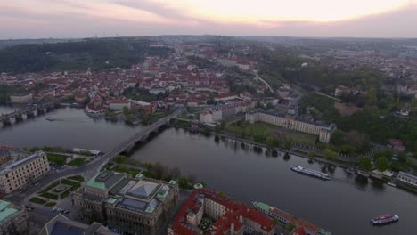 Luftaufnahme-Von-Prag-Mit-Mähnenbrücke,-Tschechische-Republik