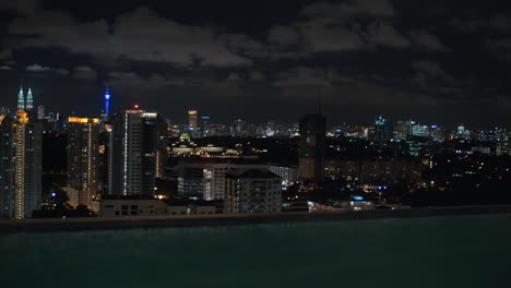 Blick-Auf-Die-Nacht-Von-Kuala-Lumpur-Vom-Pool-Auf-Dem-Dach,-Malaysia