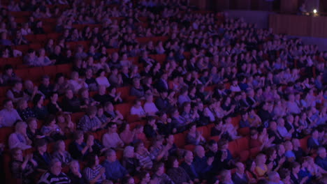 Mucha-Gente-Aplaude-En-El-Cine