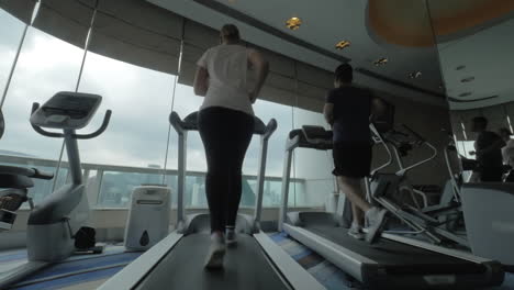 En-Hong-Kong,-China,-En-El-Gimnasio-En-Cintas-De-Correr-Corriendo-Joven-Y-Hombre