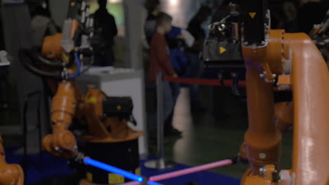 Auf-Der-Robotix-Expo-Sind-Roboter-Zu-Sehen,-Die-Mit-Lichtschwertern-Kämpfen