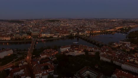 Abendflug-über-Prag,-Tschechische-Republik