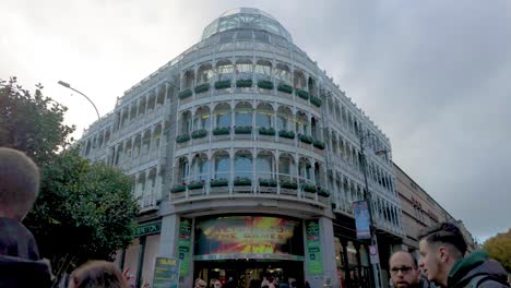 Una-Toma-De-Ubicación-De-4k-Del-Centro-Comercial-St-Stephen&#39;s-Green-En-El-Corazón-De-Dublín-En-Otoño