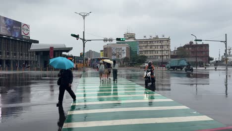 Blick-Auf-Die-Regnerische-Stadt-Und-Menschen,-Die-Die-Straße-In-Der-Stadt-Keelung,-Bezirk-Ren&#39;ai,-Taiwan,-überqueren