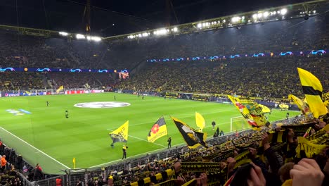 Toma-En-Cámara-Lenta-Que-Muestra-A-Una-Multitud-De-Aficionados-Al-Fútbol-Celebrando-El-Partido-De-La-Liga-De-Campeones-Del-Borussia-Dortmund-En-El-Estadio