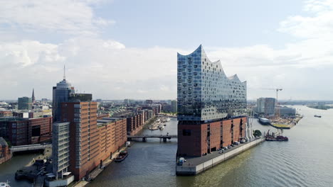 Hight-resolution-video-capturing-Hamburg's-Elbphilharmonie-and-the-Elbe-River,-with-a-clear-view-of-the-city's-backdrop,-highlighting-its-urban-beauty