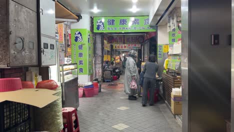 Escena-De-Dolly-in-De-Personas-Comprando-Comida-En-Un-Restaurante-Vegetariano-Saludable-En-La-Ciudad-De-Keelung,-Distrito-De-Ren&#39;ai,-Taiwán.