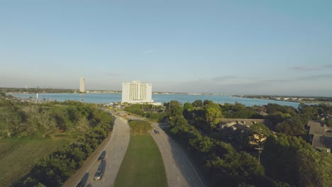 Eine-Luftaufnahme-Des-Hilton-Hotels-Mit-Blick-Auf-Clear-Lake-Und-Endeavor-Tower-Bei-Sonnenuntergang-Auf-NASA-Rd-1-In-Clear-Lake,-Houston,-Texas