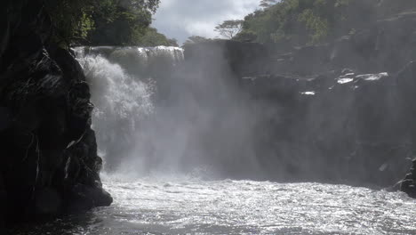 Wasserfall--Und-Felsenszene-Von-Mauritius