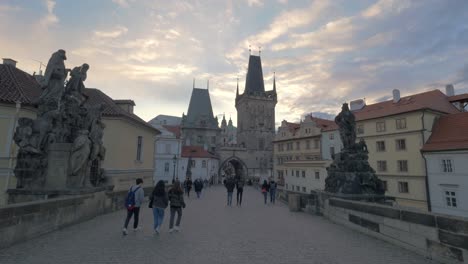 Menschen-Auf-Der-Karlsbrücke-In-Prag,-Tschechische-Republik