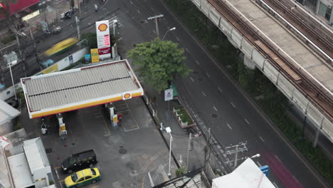 Zeitraffer-Von-Autos,-Die-An-Der-Shell-Tankstelle-In-Bangkok-Tanken