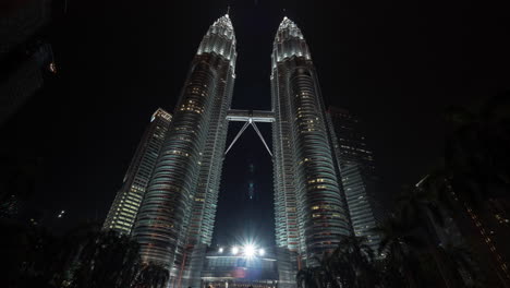 Hyperlapse-Beim-Gehen-In-Der-Nähe-Der-Petronas-Türme-Bei-Nacht-In-Kuala-Lumpur