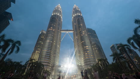 Timelapse-De-Personas-Por-Las-Torres-Petronas-Iluminadas-Kuala-Lumpur
