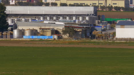 Fertigungslandschaft,-Fabrikproduktionsausrüstung-Und-Autos,-Die-Sich-Auf-Dem-Territorium-Von-Industrieunternehmen-Bewegen