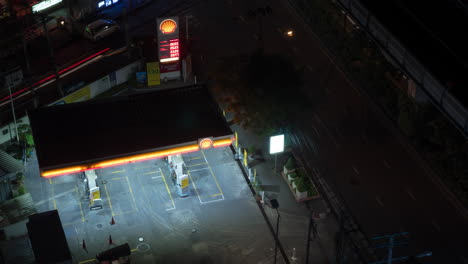 Zeitraffer-Einer-Tankstelle-Bei-Nacht