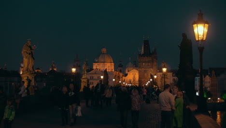 Vista-Nocturna-Del-Puente-De-Carlos-Y-El-Casco-Antiguo-De-Praga