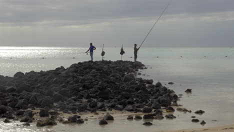 Dos-Hombres-Pescando-En-La-Costa