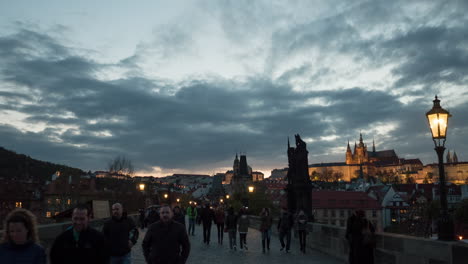 Hiperlapso-De-Caminar-Sobre-El-Puente-De-Carlos-En-La-Noche-Praga