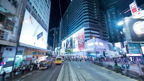 Zeitraffer-Einer-Fahrt-Durch-Das-Nächtliche-Hongkong-Mit-Einer-Doppeldecker-Straßenbahn