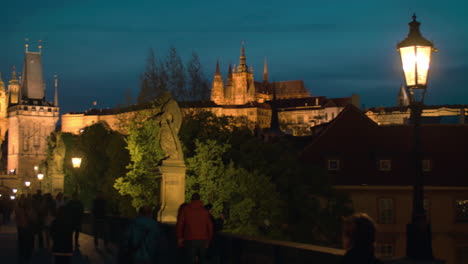 Puente-De-Carlos-Lleno-De-Gente-En-Praga-De-Noche