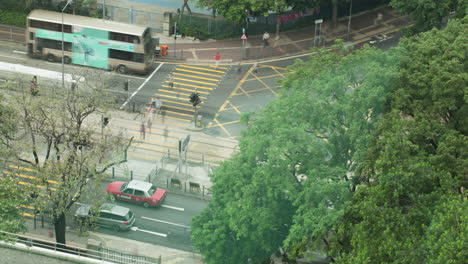 Timelapse-Del-Transporte-Y-El-Tráfico-Peatonal-En-La-Carretera-De-Hong-Kong