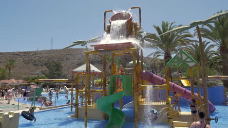 Kinder-Bei-Der-Wasserattraktion-Im-Resort