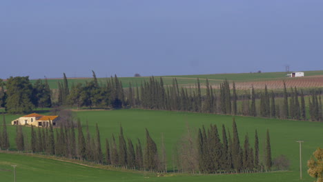 Foto-Panorámica-Del-Paisaje-Rural-En-La-Aldea-De-Nea-Kallikrateia,-Campos-Agrícolas,-Casas-De-Campo.