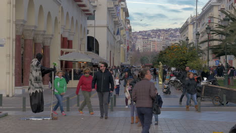 Menschen-Gehen-Tagsüber-In-Thessaloniki,-Griechenland,-Die-Fußgängerzone-Entlang