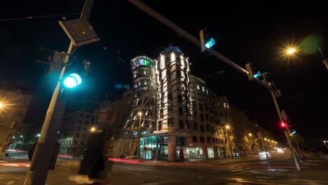 Timelapse-Del-Tráfico-Nocturno-En-El-Cruce-Con-La-Casa-Danzante-De-Praga