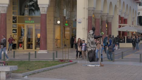 Rundumsicht-Auf-Menschen,-Die-Tagsüber-In-Thessaloniki,-Griechenland,-Die-Fußgängerzone-Entlang-Laufen