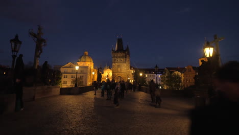 Gente-En-El-Puente-De-Carlos-En-La-Noche-Praga