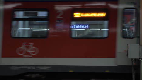 Menschen-Am-U-Bahnhof-Und-Kommender-Zug-Frankfurt